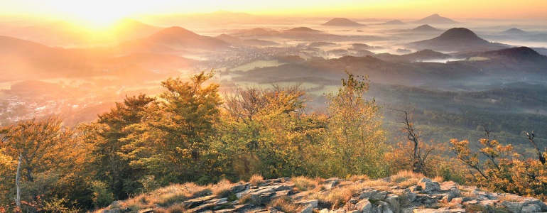 Máchův kraj za ranního rozbřesku.