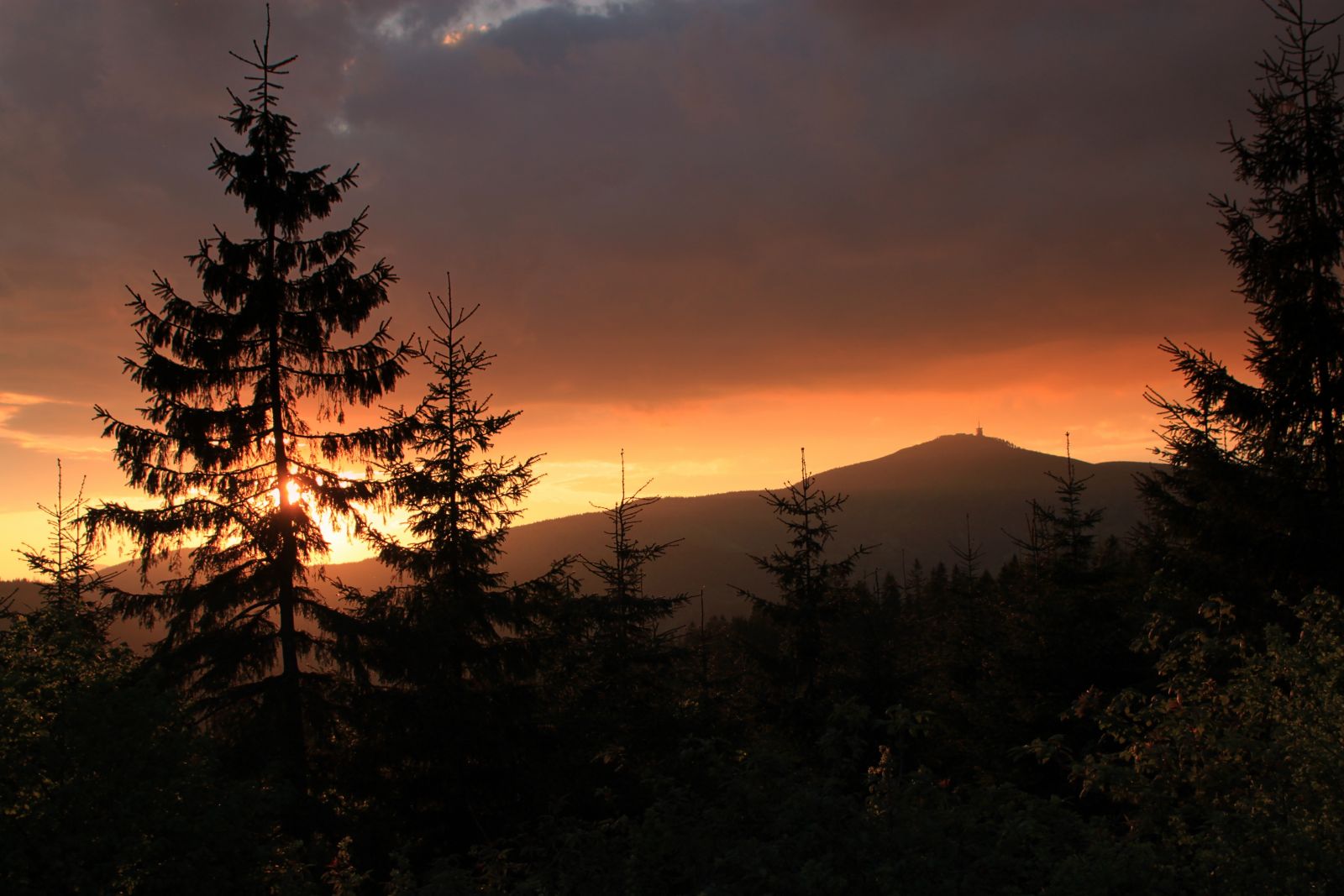 Krajina CHKO Beskydy se zapadajícím sluncem.