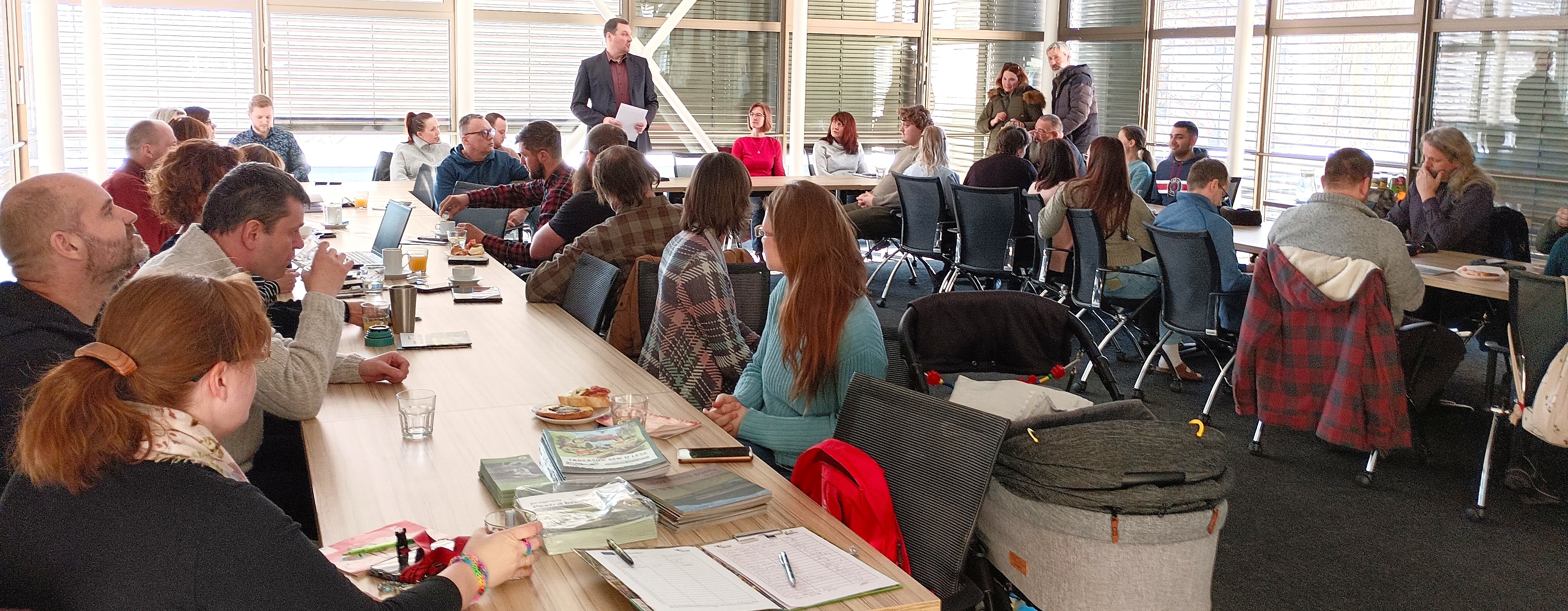 Účastníci semináře poslouchají úvodní slovo Františka Budského, ředitele CHKO České středohoří