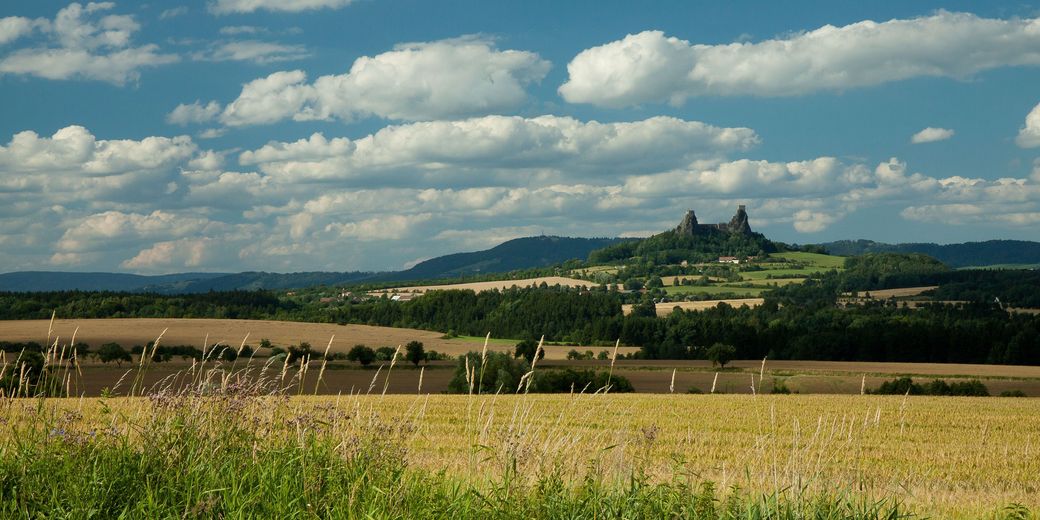 Trosky a Kozákov – mozaika lesů, luk a polí.