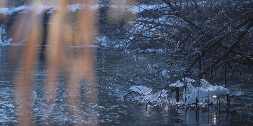 Detailní pohled na zimní řeku