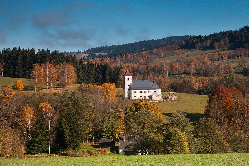 Malebnost krajiny v okolí obce Vrchní Orlice dotváří kostel svatého Jana Nepomuckého.
